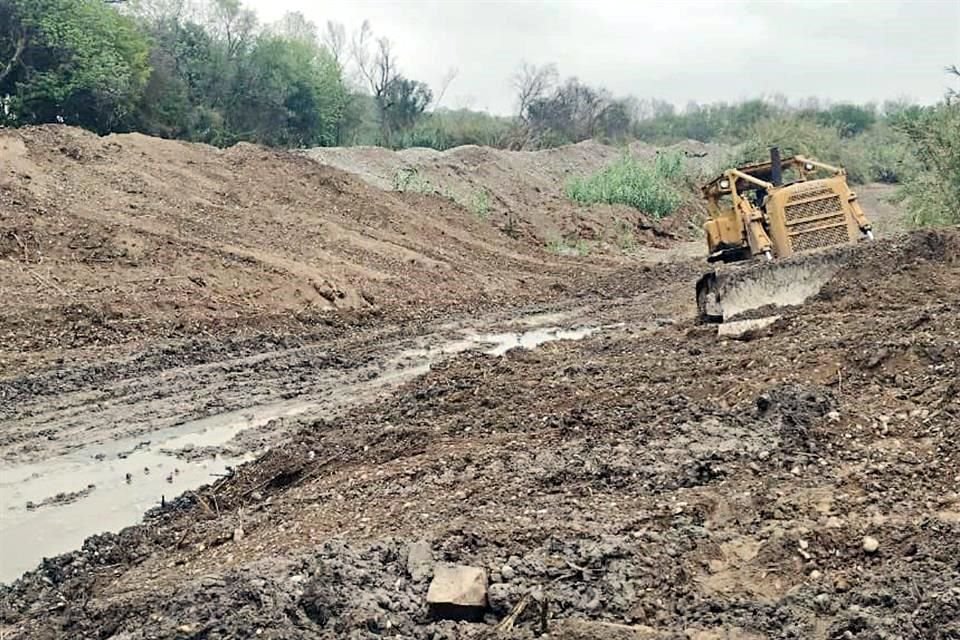 Ejidatarios de Los Ramones denuncian por bordos el desvío de agua del Río Pilón, a la altura de la comunidad El Porvenir.