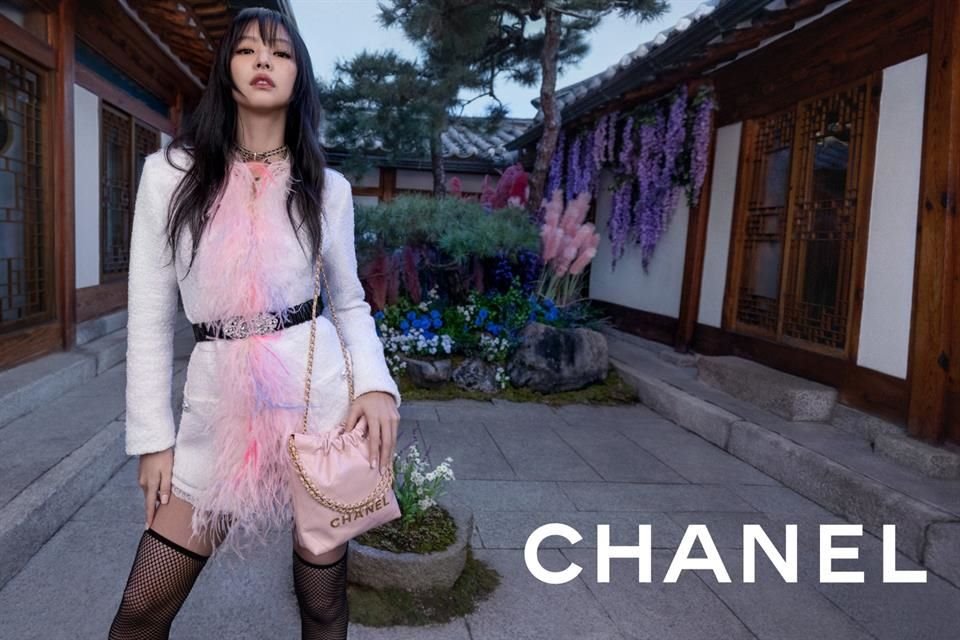 Jennie, integrante de Blackpink, modela el bolso Chanel 22 por la calles de Corea del Sur en nueva campaña.