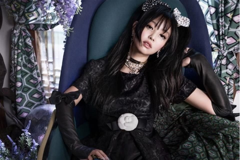 Jennie posa glamurosamente en una vivienda tradicional coreana y en calles de Seúl, Corea del Sur con el Chanel 22.