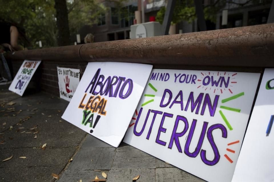 Carteles en contra de la prohibición del aborto a las seis semanas de embarazo en Tallahassee, Florida, este 3 de abril.