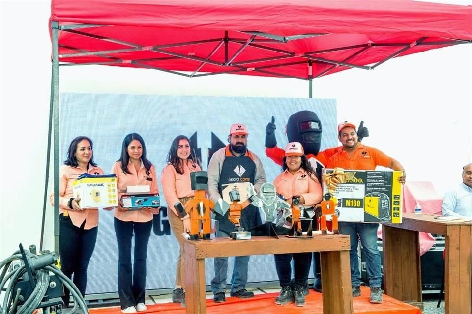 Primer Lugar al Mejor Soldador Creativo, Juan Hernández, de Iron Door Soul.