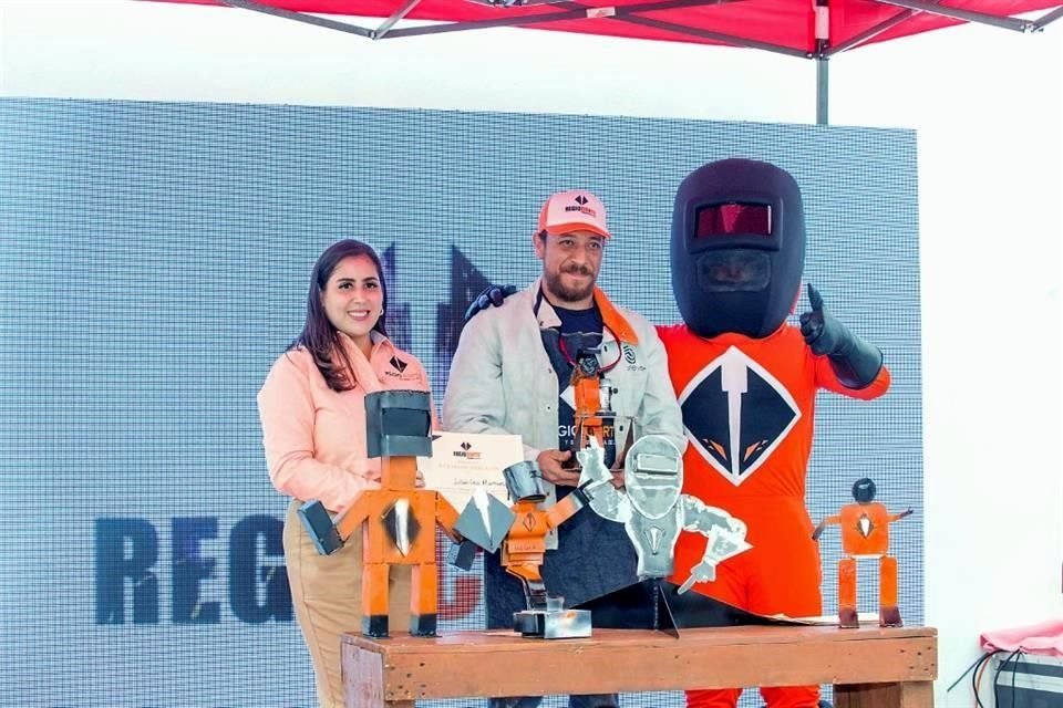 Tercer Lugar al Mejor Soldador Creativo, Julián Cruz de Sistemas Metálicos para el Alojamiento.