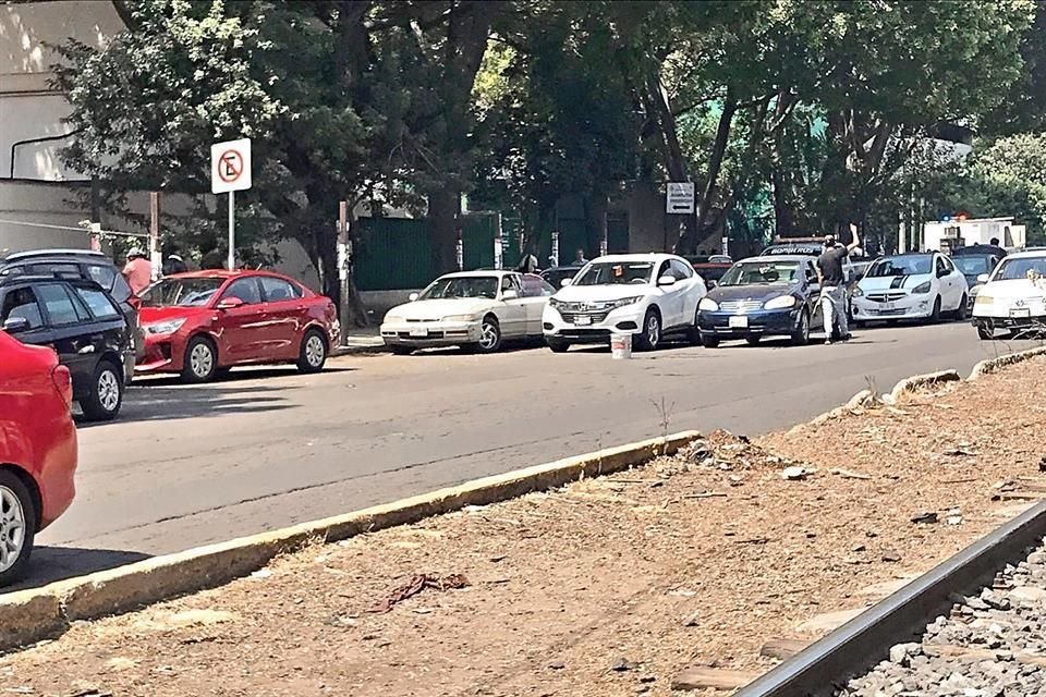 En La Raza, los vienevienes ocupan hasta tres carriles de la calle y cobran caro a quien quiere estacionarse ahí.