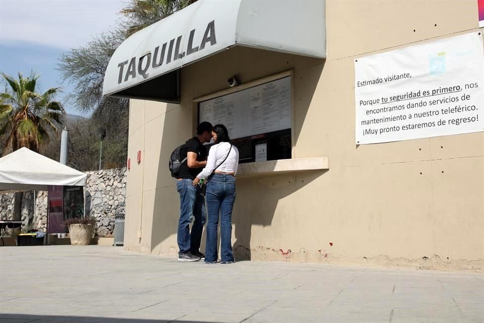 Una lona en la taquilla advierte a los visitantes que el servicio del teleférico está recibiendo 'servicios de mantenimiento'.