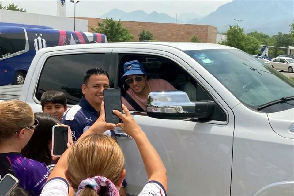 Rogelio Funes Morri accedió a tomarse fotos con los seguidores albiazules.