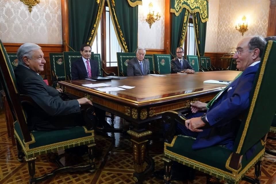 El Presidente AMLO acordó con la empresa Iberdrola la compra de 13 plantas generadoras de energía eléctrica.