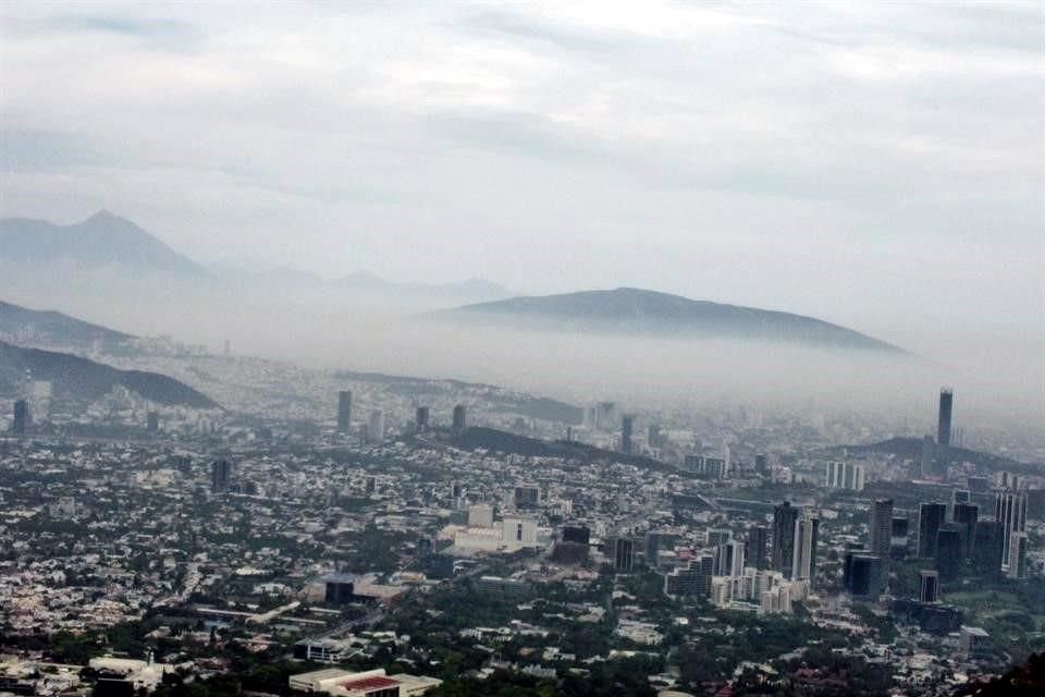 Aunque el tráfico vehicular ha disminuido, la Ciudad alcanzó ayer niveles extremadamente malos de calidad del aire.