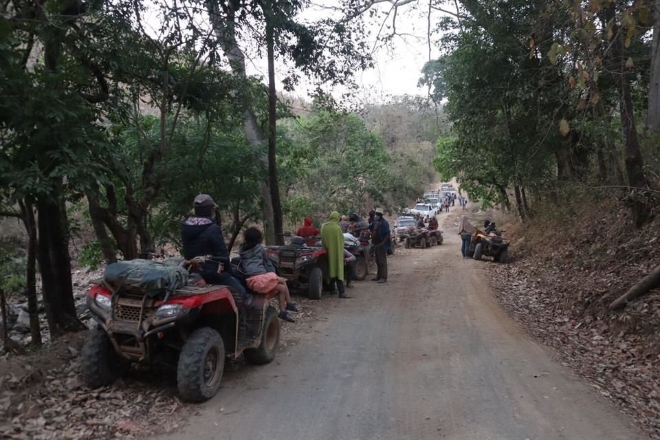 Los pobladores recorrieron nueve horas por caminos de terracería para llegar a Técpan.