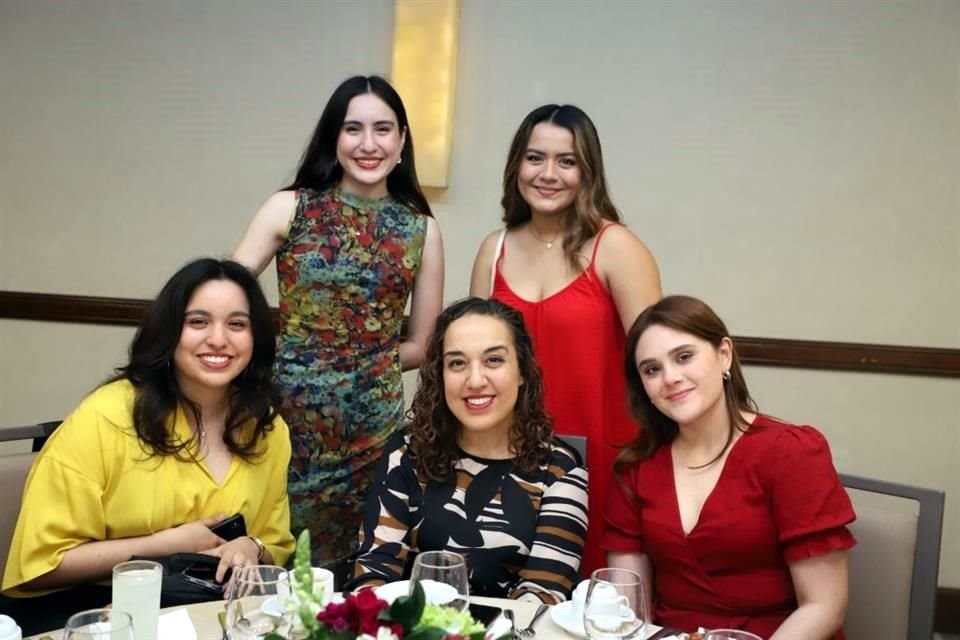 Paula Martínez, Sofía Martínez, Graciela González, Katja Saavedra y Sofía Martínez