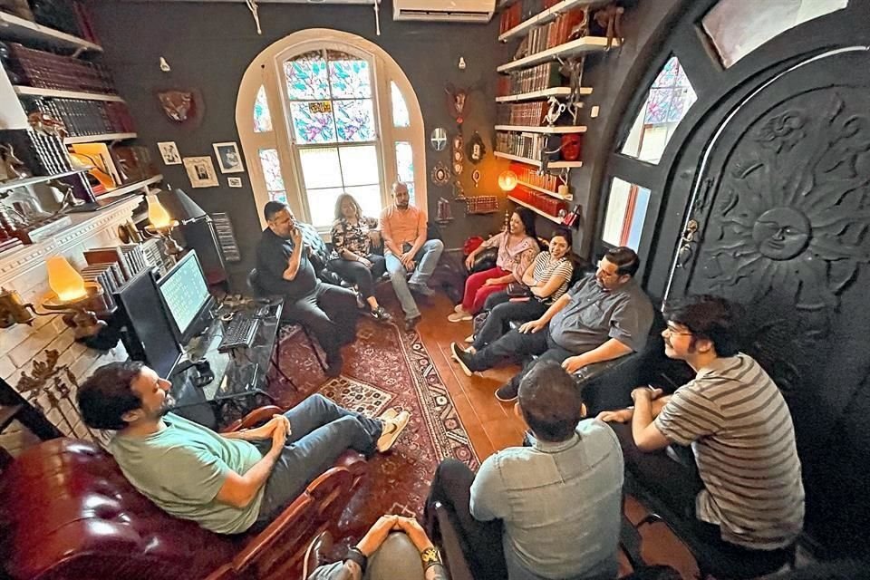 Reunión de la Comunidad Filosófica Monterrey, en la Casa del Árbol.