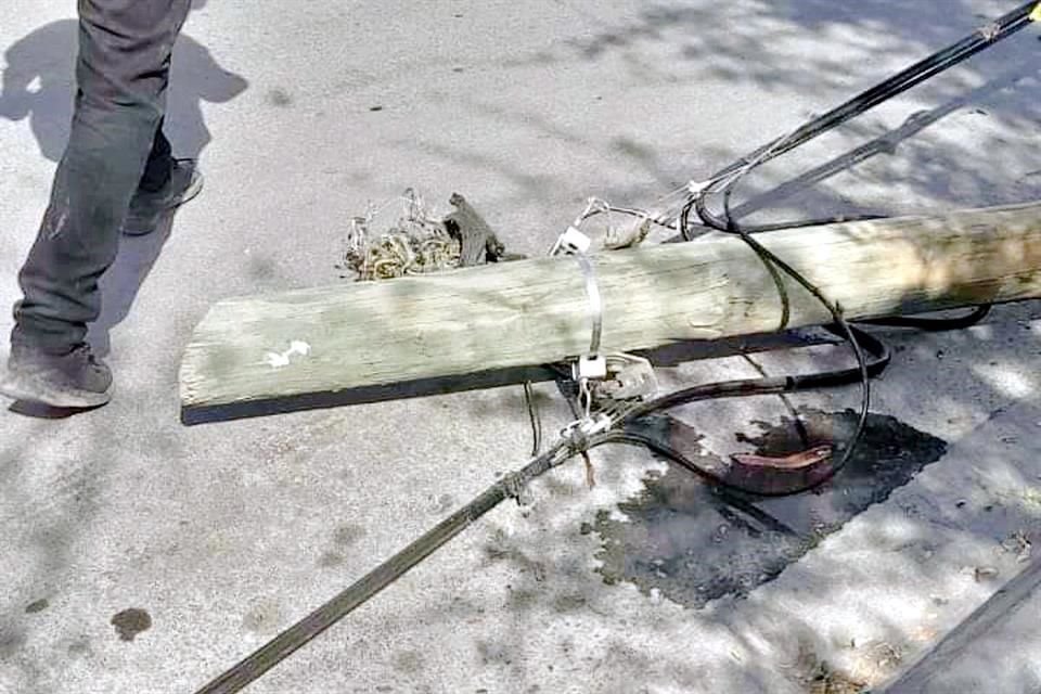 Jalado por el cableado, un poste (foto) cayó y golpeó a la niña, en Guadalupe.