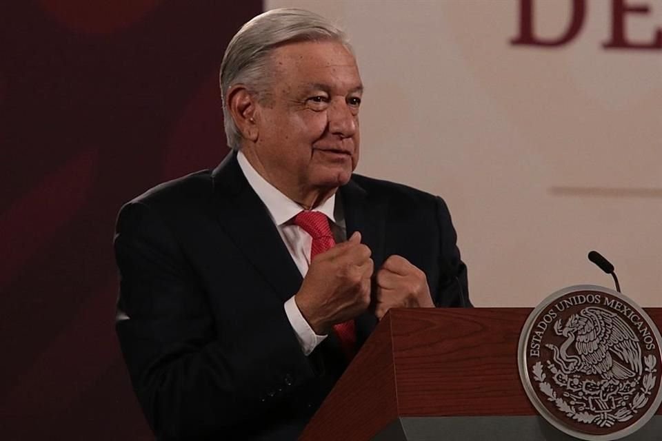 El Presidente en conferencia de prensa.