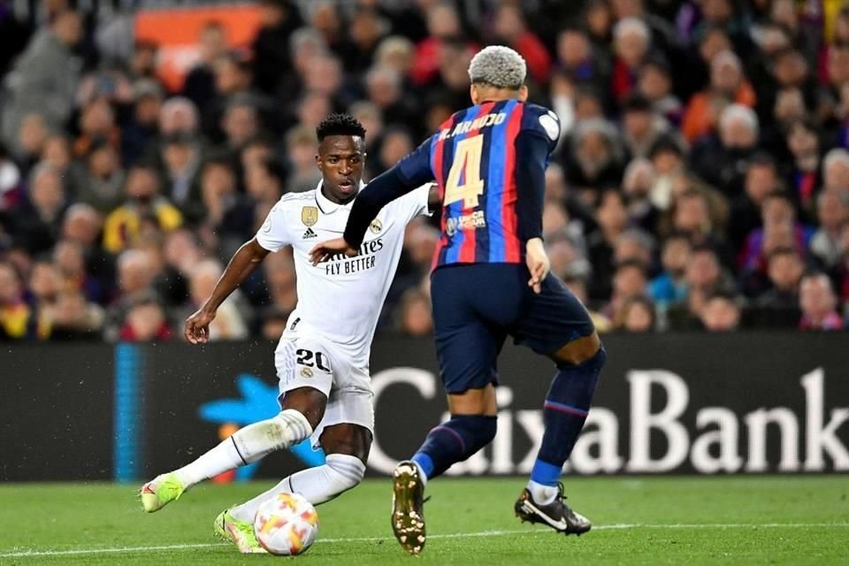 Ronald Araújo la pasó mal ante el delantero brasileño.