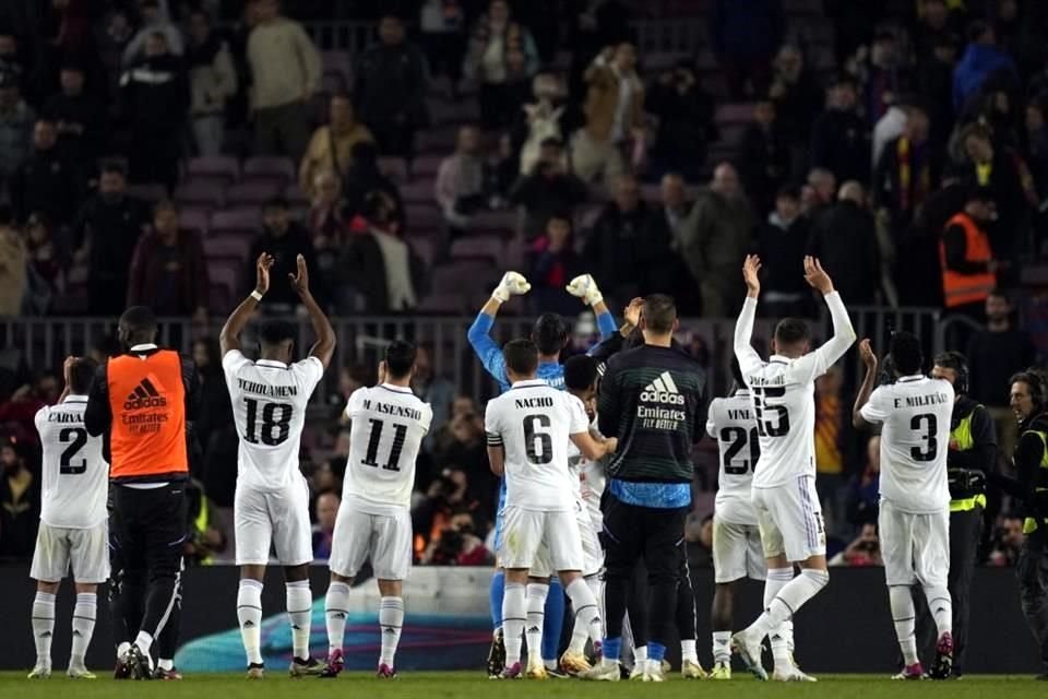 Los merengues agradecieron a su afición el apoyo en el Camp Nou.