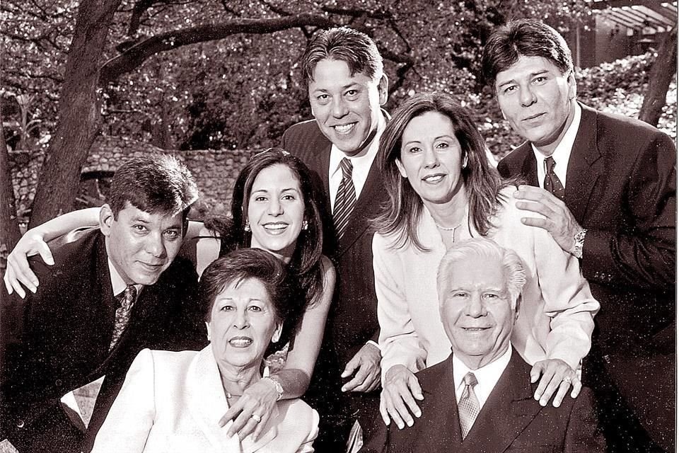 Con su esposa Blanca Segovia de De León y sus hijos Álvaro, Cristina, Rodrigo, Alejandra y Jorge de León Segovia