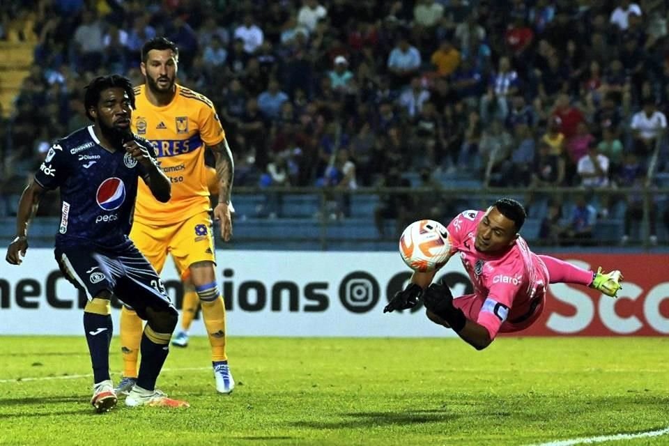 Varias ocasiones de gol crearon los felinos, pero sin llegar a ser contundentes.