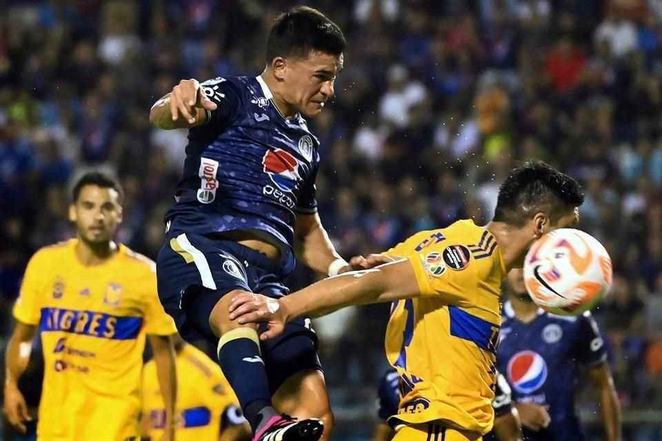 Los jugadores de Tigres fueron en ocasiones castigados por el futbol más agresivo del Motagua.