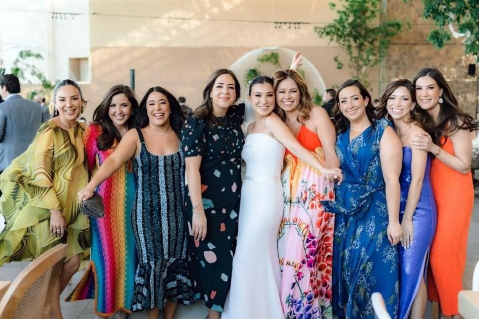 La novia con un grupo de amigas