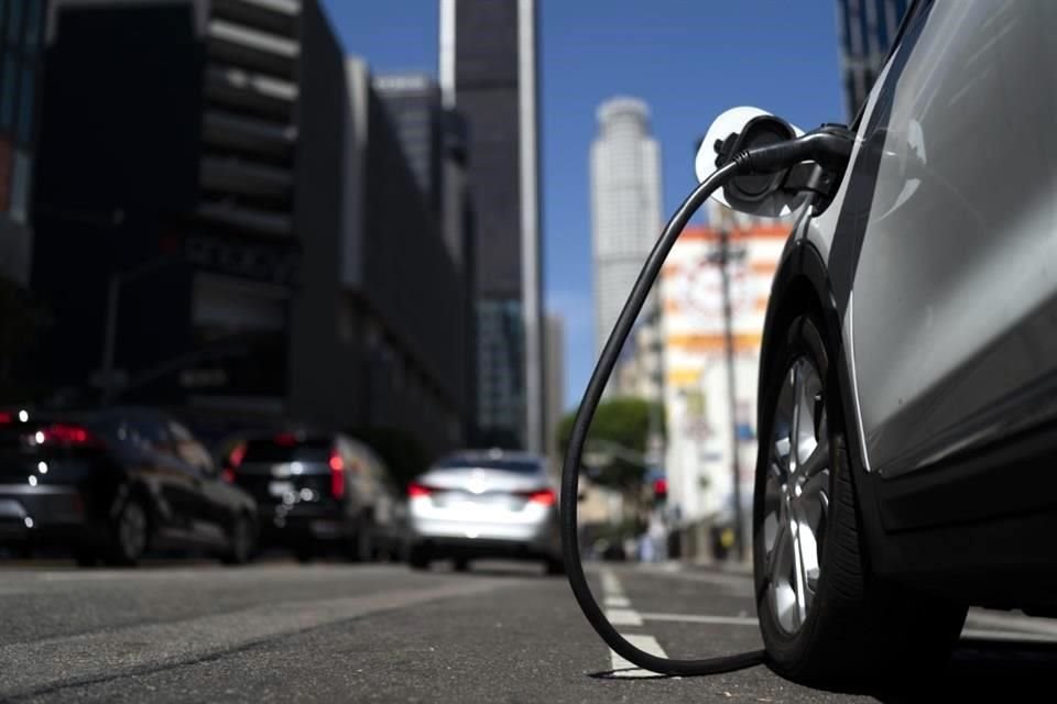 Las nuevas estaciones de carga rápida se instalarán en miles de tiendas Walmart y Sam's Club, como parte de un acuerdo con Electrify America.