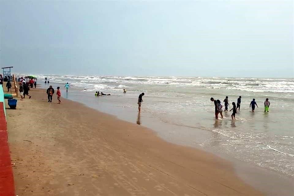 El flujo de turistas en Playa Bagdad ha sido menor en las últimas horas debido a las malas condiciones del clima.