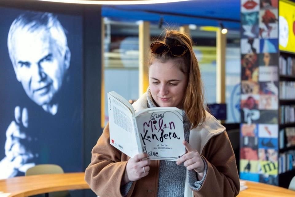 Una visitante lee a Kundera en una bilioteca de Brno donde el autor depositó libros y pertenencias.