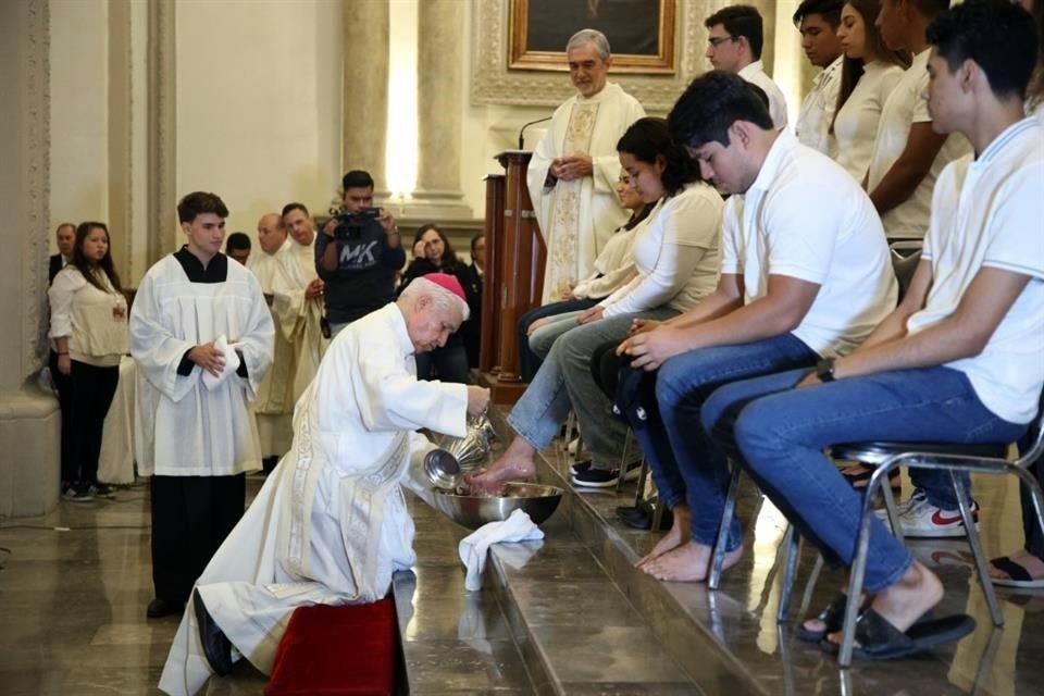 El Arzobispo Rogelio Cabrera López encabezó ayer el Lavatorio de Pies, en la Catedral de Monterrey. 