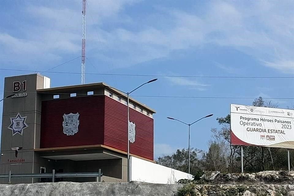 Las llamadas 'Estaciones Seguras-Tam' están ubicadas en tramos de cada 50 kilómetros en las vías de Tamaulipas y ahora fueron pintadas de guindas, el color del partido que gobierna.