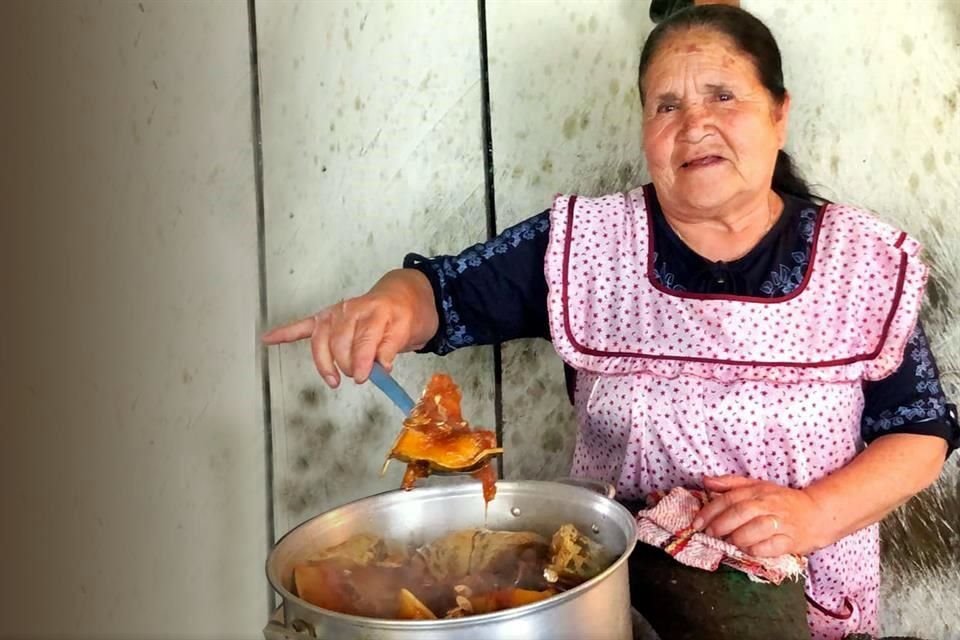Doña Ángela conquista con sus recetas en video el mundo gastronómico en línea.