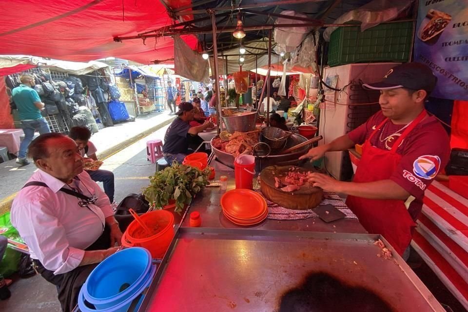 Expertos señalan la importancia de mantener un lavado de manos antes de consumir alimentos.