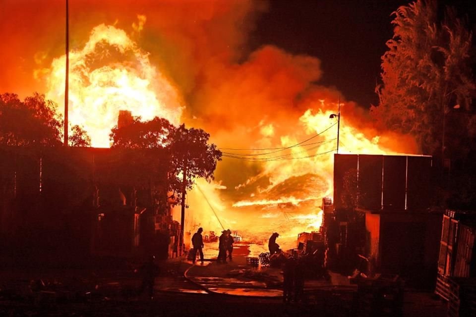 Un megaincendio afectó una bodega de guacales en la Central de Abasto, sin que se reportaran víctimas; arrasó 5 mil metros cuadrados.