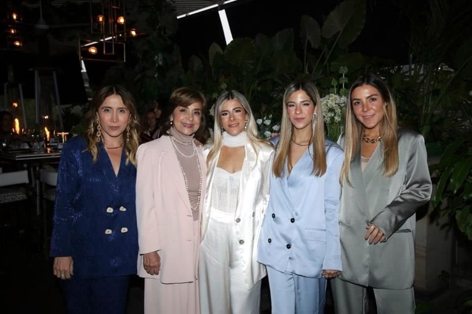 Fabiola de Aguinaga, Delia del Castillo, la novia, Sofía Chávez y Fernanda Chávez