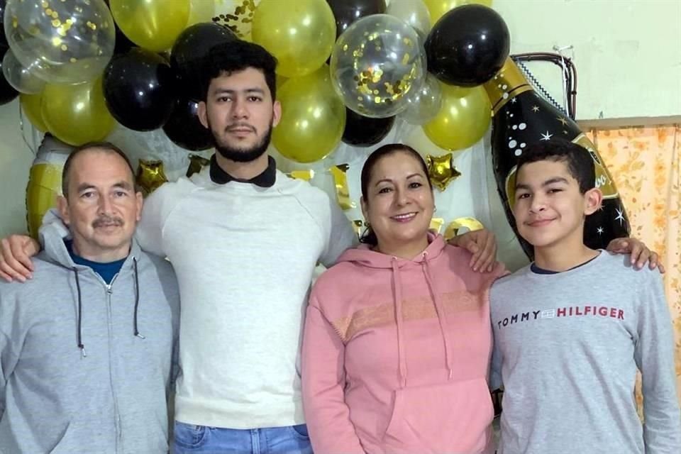 Santiago Enrique Carranza (der.) fue apoyado en todo momento por su familia.