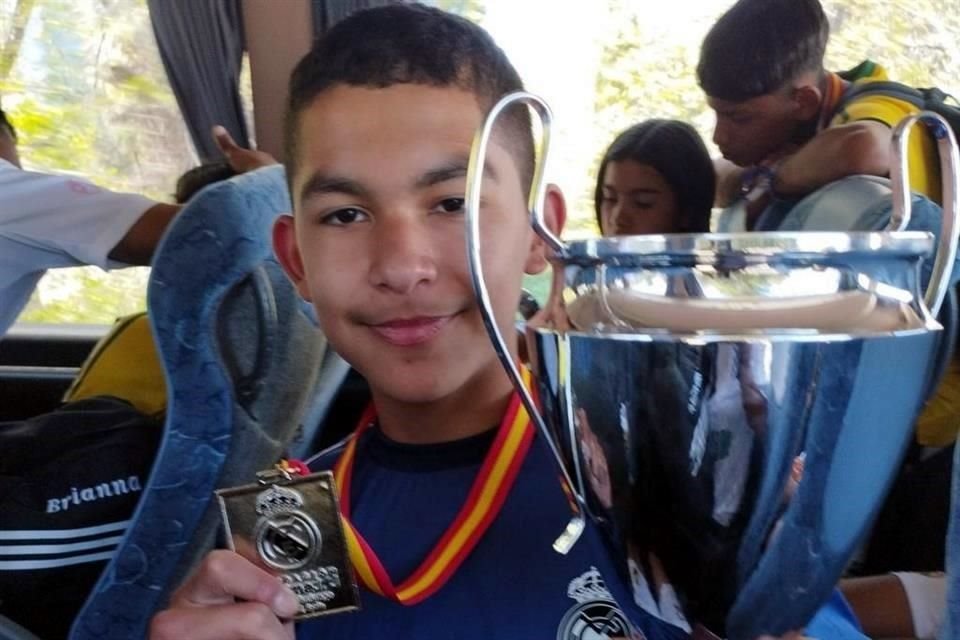 Tadeo Luna presumió con orgullo el trofeo obtenido en Madrid.