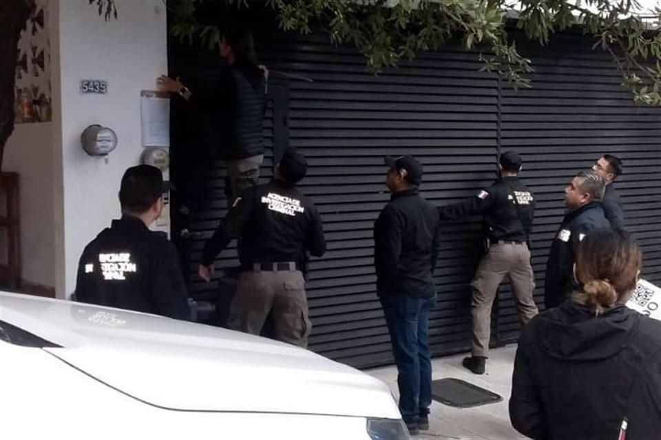 Elementos de la FGR caten una casa en la Col. Praderas de la Silla, en Guadalupe, por sospechas de delitos contra la salud.