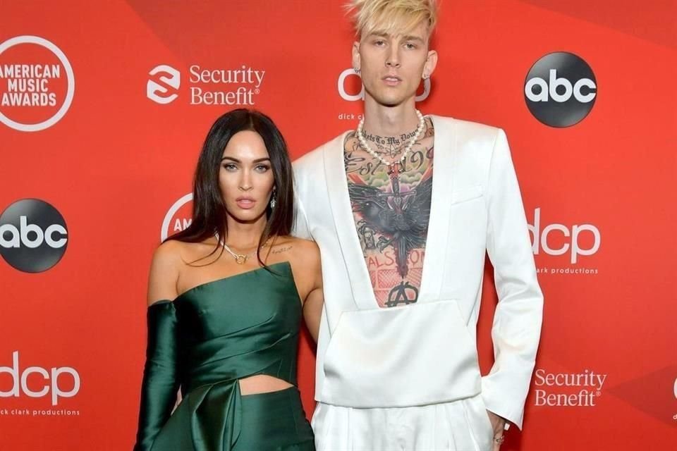 Megan Fox y Machine Gun Kelly tomaron unas vacaciones en Hawái en una señal de que su relación sigue.