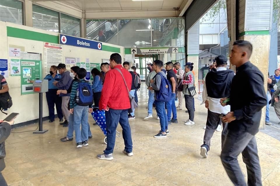 Se resisten usuarios a cambio de boleto a tarjeta del Metro, aparecen más anuncios de cierre en estación Cuauhtémoc