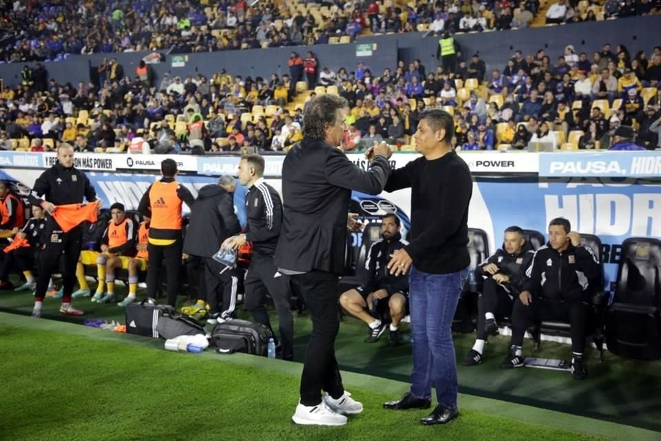El abrazo previo al partido de Rubén Omar Romano y 'Chima' Ruiz.