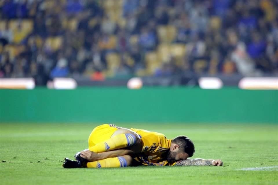 André-pierre Gignac se queja en el suelo tras un golpe accidental.
