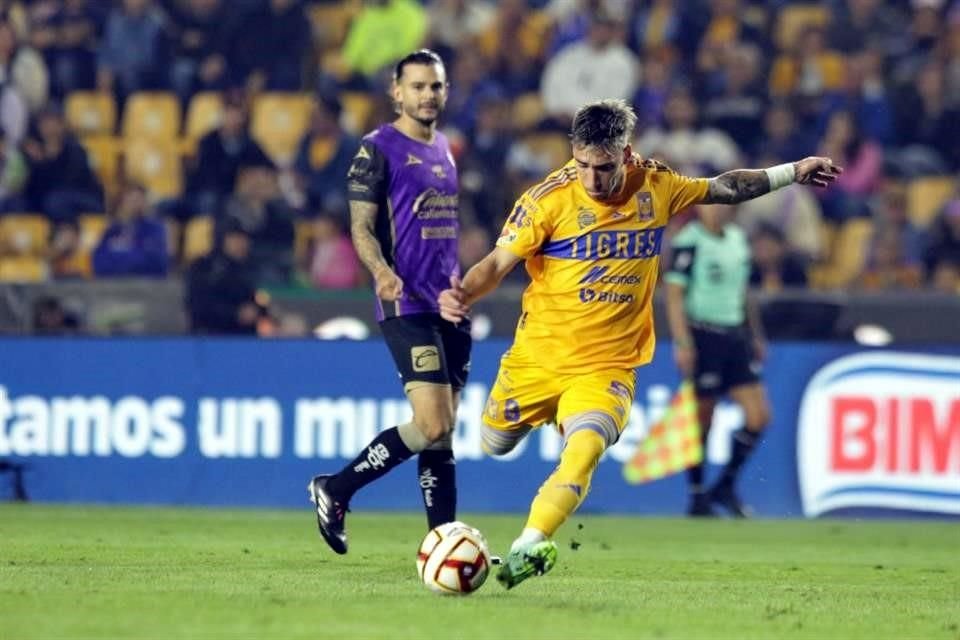 Fernando Gorriarán se anima a disparar de media distancia.