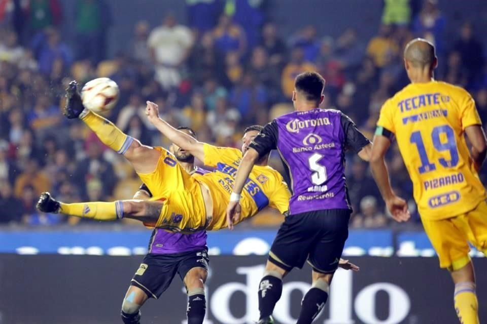 Gignac se quedó cerca de anotar un golazo de tijera.
