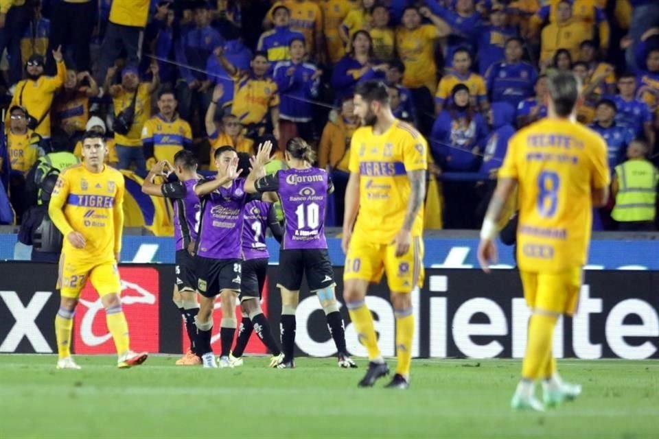 El festejo de los mazatlecos tras su primer gol.