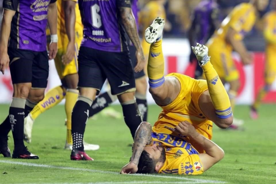Así cayó Gignac en uno de sus intentos de tijera.