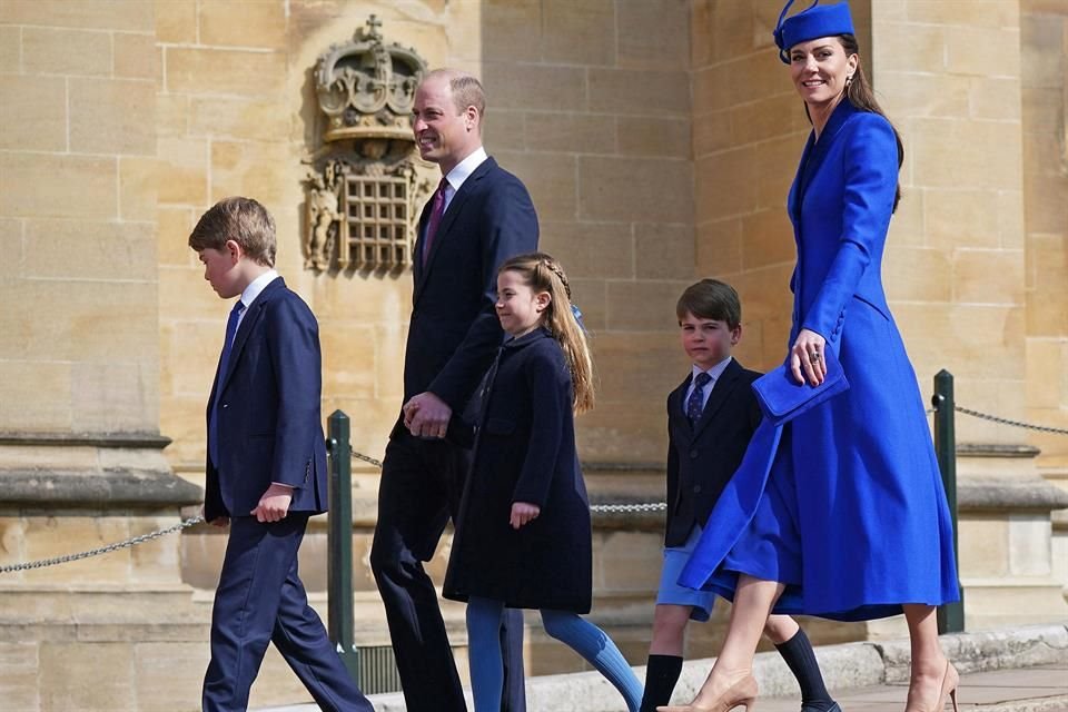 Guillermo y Catalina Middleton llegaron al servicio religioso en compañía de sus hijos Jorge, Carlota y Luis.