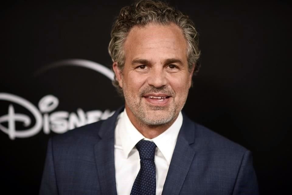 El actor Mark Ruffalo posó con una pareja galesa que se casó de manera espontánea en Central Park, Nueva York.