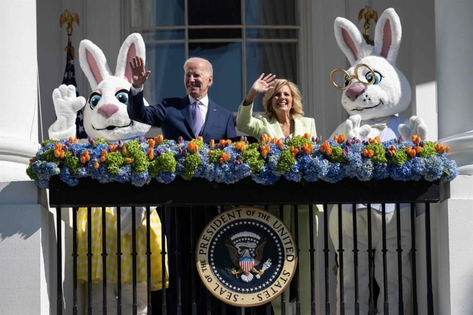 El Presidente, Joe Biden, y la Primera Dama, Jill Biden, durante el evento de Pascua de la Casa Blanca, este 10 de abril.