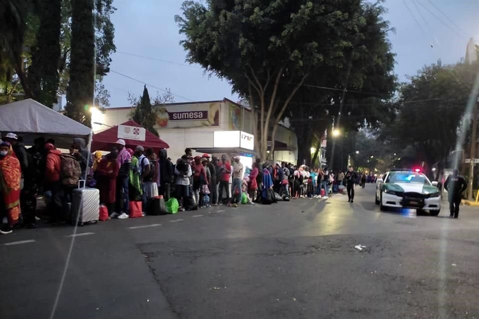 Hasta el momento 450 migrantes que encontraban en la Plaza Giordano Bruno han sido trasladados hacia el albergue temporal que se habilitó en Tláhuac.