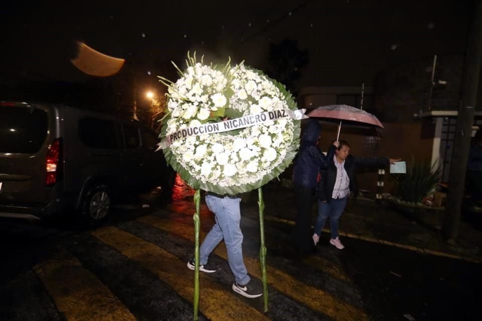 Las coronas de flores siguen llegando a la casa de Maribel Guardia.