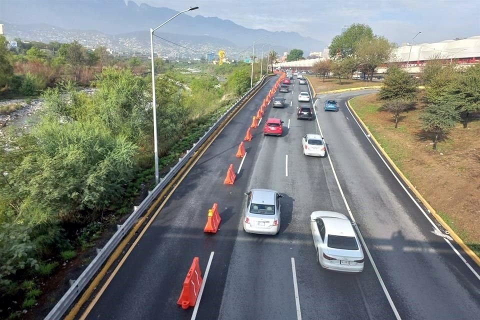Autoridades de vialidad cierran un carril exprés de la Av. Constitución, a la altura de Félix U. Gómez ante el inicio de la construcción de la L4.