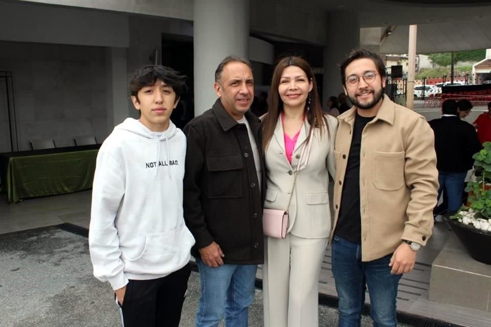 Adrián González, Gustavo González, Ana de González y Cristian González