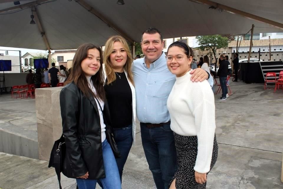 Dalia Geronis, Alejandra Espinosa, José Luis Geronis y Alexia Geronis